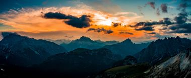 Panorama Milli doğa parkı Tre Cime Dolomites Alpleri'nde. Olmak