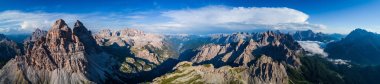 Panorama Milli doğa parkı Tre Cime Dolomites Alpleri'nde. Olmak