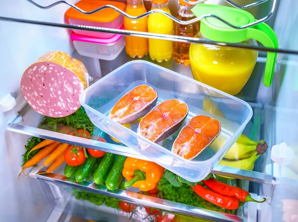 Стейк з сирого лосося у відкритому холодильнику — стокове фото