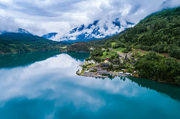 Rahatlamak için kamp güzel doğa Norveç havadan görünümü. — Stok fotoğraf