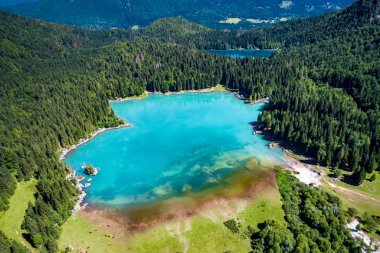 Göl Lago di Fusine Superiore İtalya Alps. Hava Fpv dron fligh