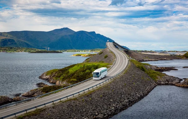 Туристичний автобус їде по дорозі в Норвегії — стокове фото