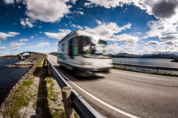 挪威。大篷车车行驶在高速公路上. — 图库照片