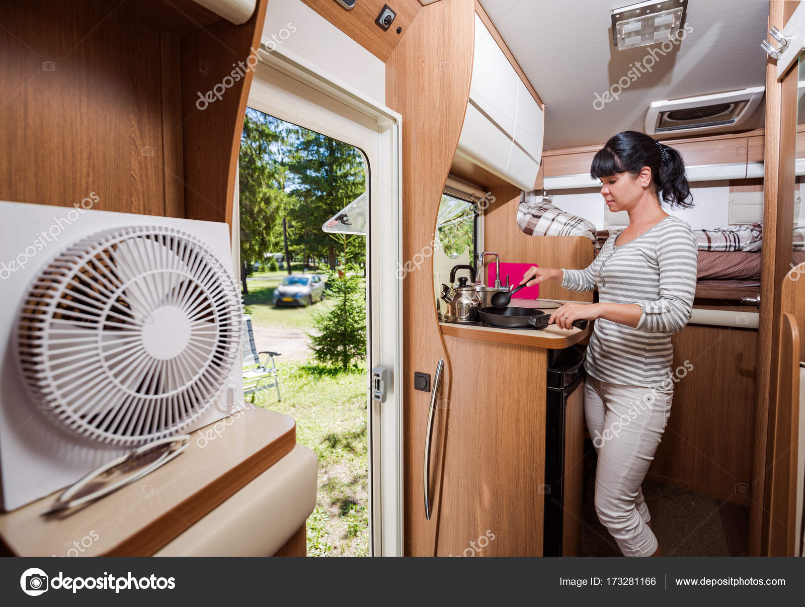 Frau, Kochen im Wohnmobil, Wohnmobil Rv Interieur — Stockfoto ... Frau, Kochen im Wohnmobil, Wohnmobil Rv Interieur — Stockfoto ...
