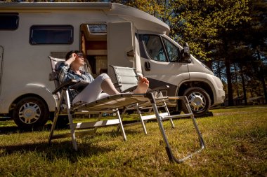 Karavan doğada yakınındaki istirahat kadın. Aile tatil seyahat,