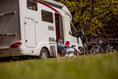 Aile tatil seyahat, kamyonet ve karavan tatil gezisi