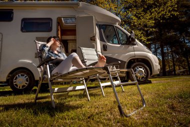 Karavan doğada yakınındaki istirahat kadın. Aile tatil seyahat,
