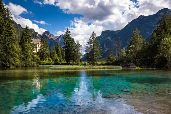 Lago Dobbiaco en los Dolomitas, Italia — Foto de Stock