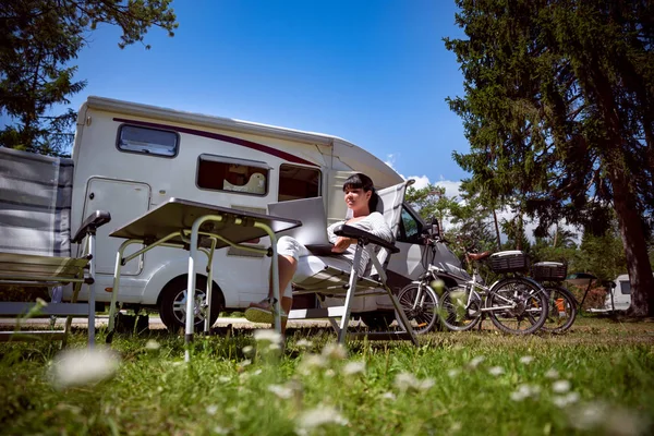 Viaje de vacaciones en familia, viaje de vacaciones en autocaravana RV — Foto de Stock