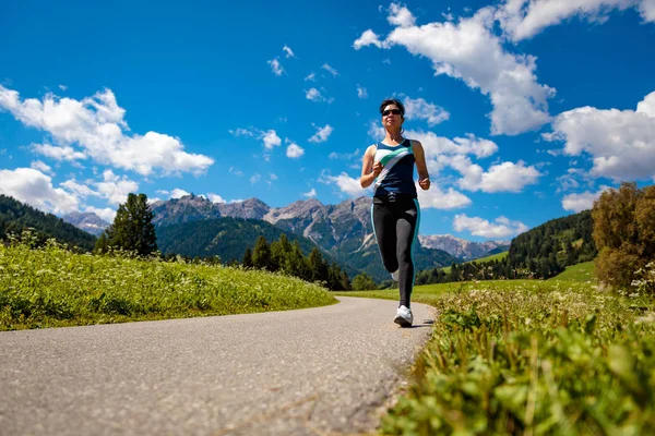 Mulher a correr ao ar livre. Itália Dolomites Alpes — Fotografia de Stock