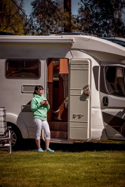 Жінка стоїть з чашкою кави біля кемпера RV . — стокове фото