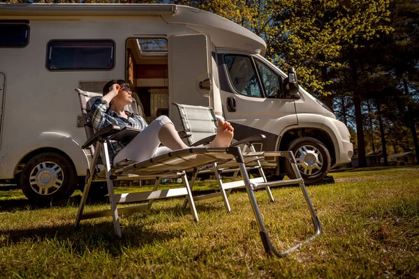 Donna che riposa vicino a camper in natura. Vacanza in famiglia viaggi , — Foto Stock