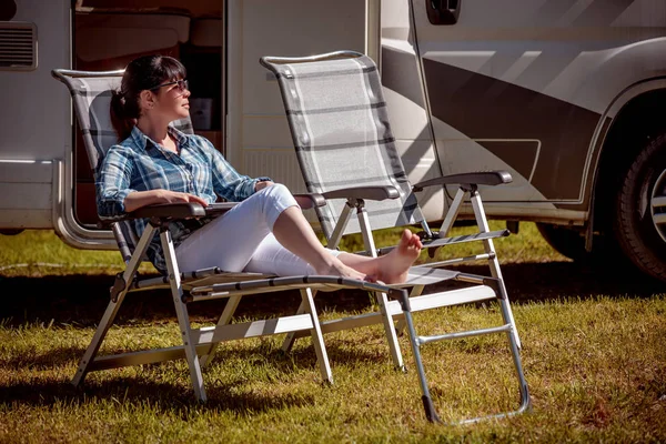 Donna che riposa vicino a camper in natura. Vacanza in famiglia viaggi , — Foto Stock