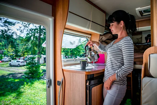 Frau kocht im Wohnmobil, Wohnmobil-Innenraum rv — Stockfoto