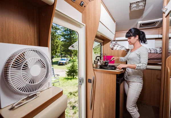 Mujer cocinando en autocaravana, autocaravana RV interior —  Fotos de Stock