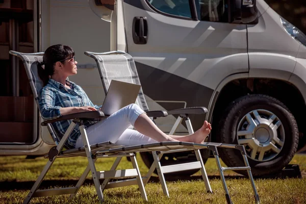 Viaje de vacaciones en familia, viaje de vacaciones en autocaravana RV —  Fotos de Stock