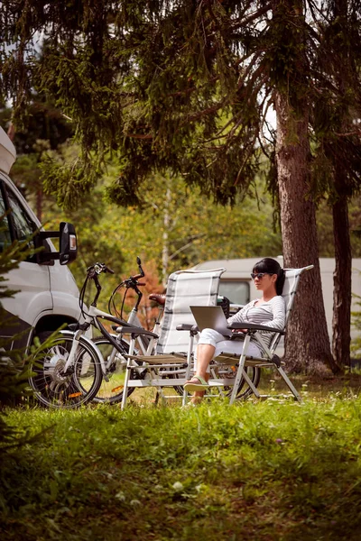 Familienurlaub Reisen, Urlaubsreise im Wohnmobil rv — Stockfoto