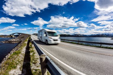 Karavan araba otoyolda Atlantic Ocean Road Norveç Rv seyahat