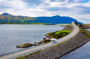 Karavan araba otoyolda Atlantic Ocean Road Norveç Rv seyahat