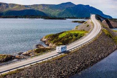 Karavan araba otoyolda Atlantic Ocean Road Norveç Rv seyahat