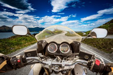 Motorcu olan Atlantic Ocean Road Norveç'te yol sürmek. İlk-ücret