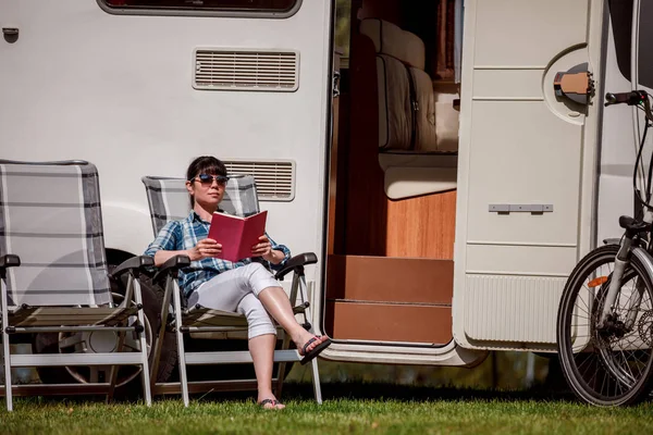 Viagem de férias em família, viagem de férias em motorhome — Fotografia de Stock