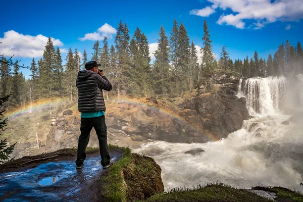 Natuur fotograaf toeristische met de camera schiet terwijl permanent Ri — Stockfoto