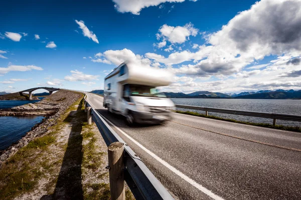 Voiture Caravane RV voyage sur l'autoroute Atlantic Ocean Road Norvège — Photo