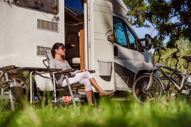 Karavan doğada yakınındaki istirahat kadın. Aile tatil seyahat,