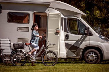 Elektrikli bisiklet kamp alanında Vr karavan araba Va istirahat kadın