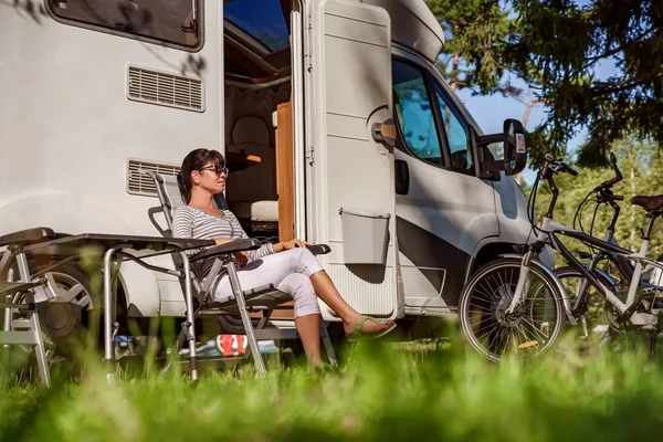 Kobieta, odpoczynek w pobliżu samochodów campingowych w przyrodzie. Rodzinne wakacje podróż, — Zdjęcie stockowe