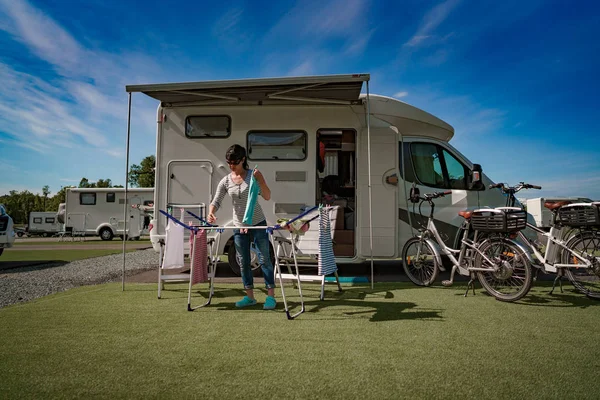 Lavarse en una secadora en un camping . —  Fotos de Stock