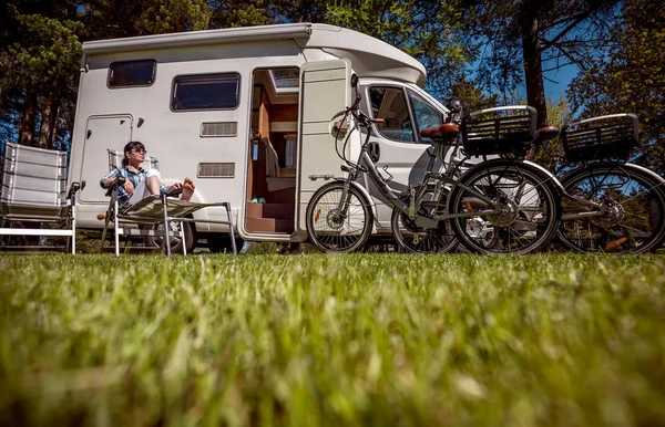 Mulher descansando perto de autocaravanas na natureza. Viagem de férias em família , — Fotografia de Stock