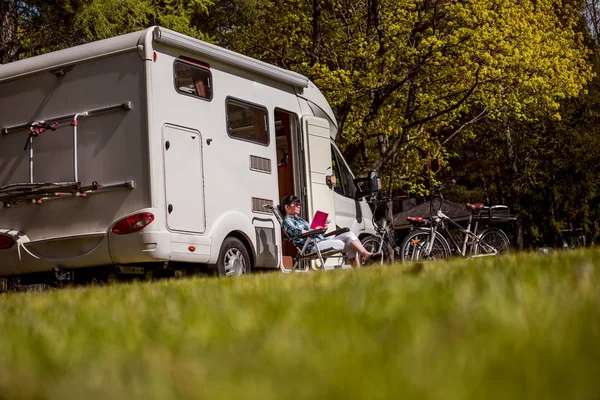 Familie vakantie reizen, vakantiereis in camper — Stockfoto