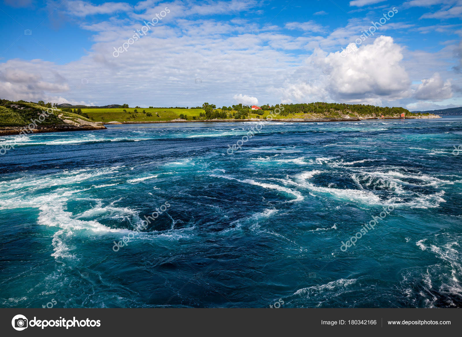 Водоворот в реке причины. В течени реки много водоворотов. Водоворот в реке. Речные воронки. Водоворот в речке.