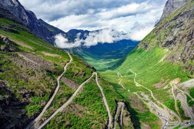 Troll yolu Trollstigen ya da Trollstigveien dolambaçlı dağ yolu