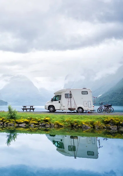 Familie vakantie reizen Rv, vakantiereis in camper — Stockfoto