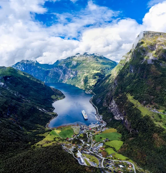 Fjordu Geiranger, Norsko letecké fotografie. — Stock fotografie