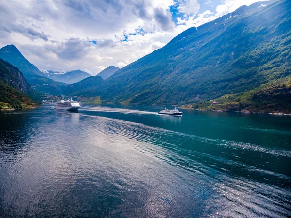 Geiranger fiordo, Noruega fotografía aérea . — Foto de Stock