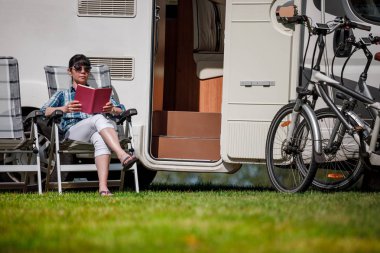 Aile tatil seyahat, kamyonet ve karavan tatil gezisi