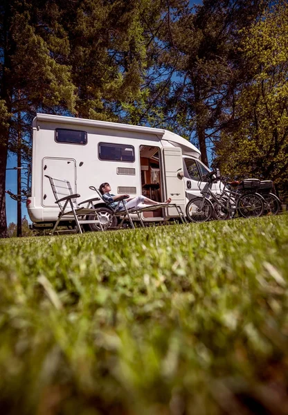 Donna che riposa vicino a camper in natura. Vacanza in famiglia viaggi , — Foto Stock