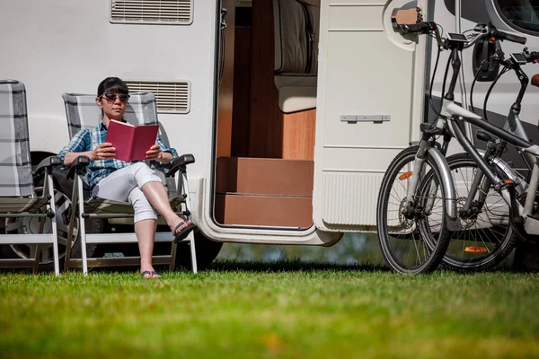 Familienurlaub, Urlaubsreise im Wohnmobil — Stockfoto