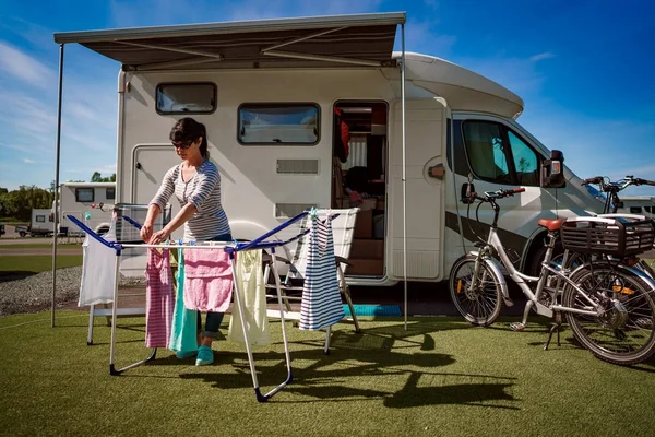 Waschen auf einem Trockner auf einem Campingplatz. — Stockfoto