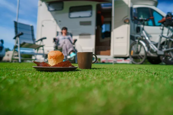 Koffiemok op gras. Familie vakantie reizen, vakantiereis in mot — Stockfoto