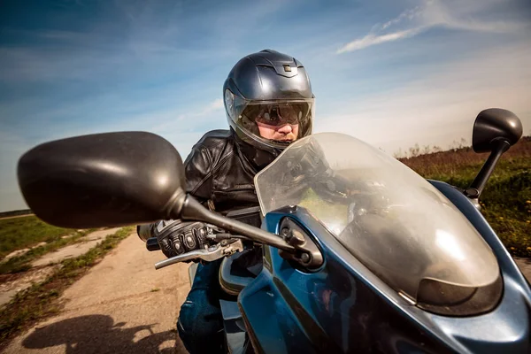 Yolda yarış motorcu — Stok fotoğraf