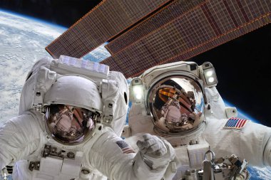Uluslararası Uzay İstasyonu ve astronot.