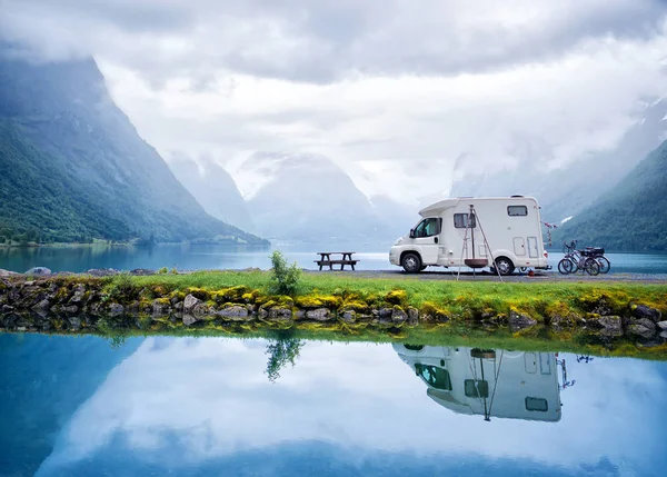 Viaje de vacaciones en familia RV, viaje de vacaciones en autocaravana —  Fotos de Stock