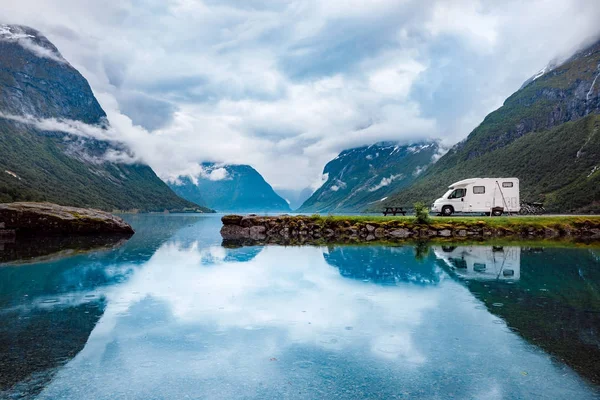 Viaje de vacaciones en familia RV, viaje de vacaciones en autocaravana —  Fotos de Stock