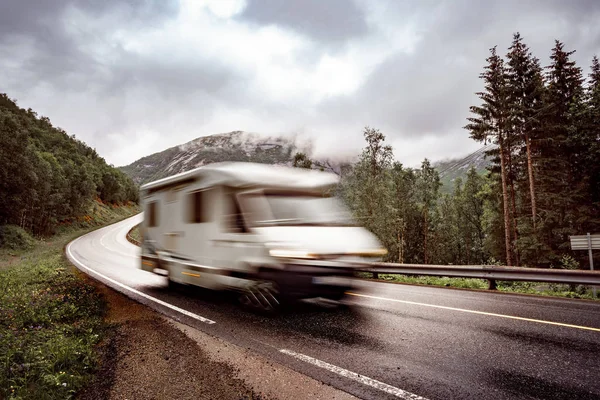 Vr キャラバン車は高速道路を旅します。. — ストック写真