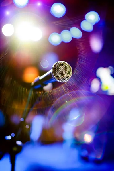 Microphone on stage against a background of auditorium. — Stock Photo, Image